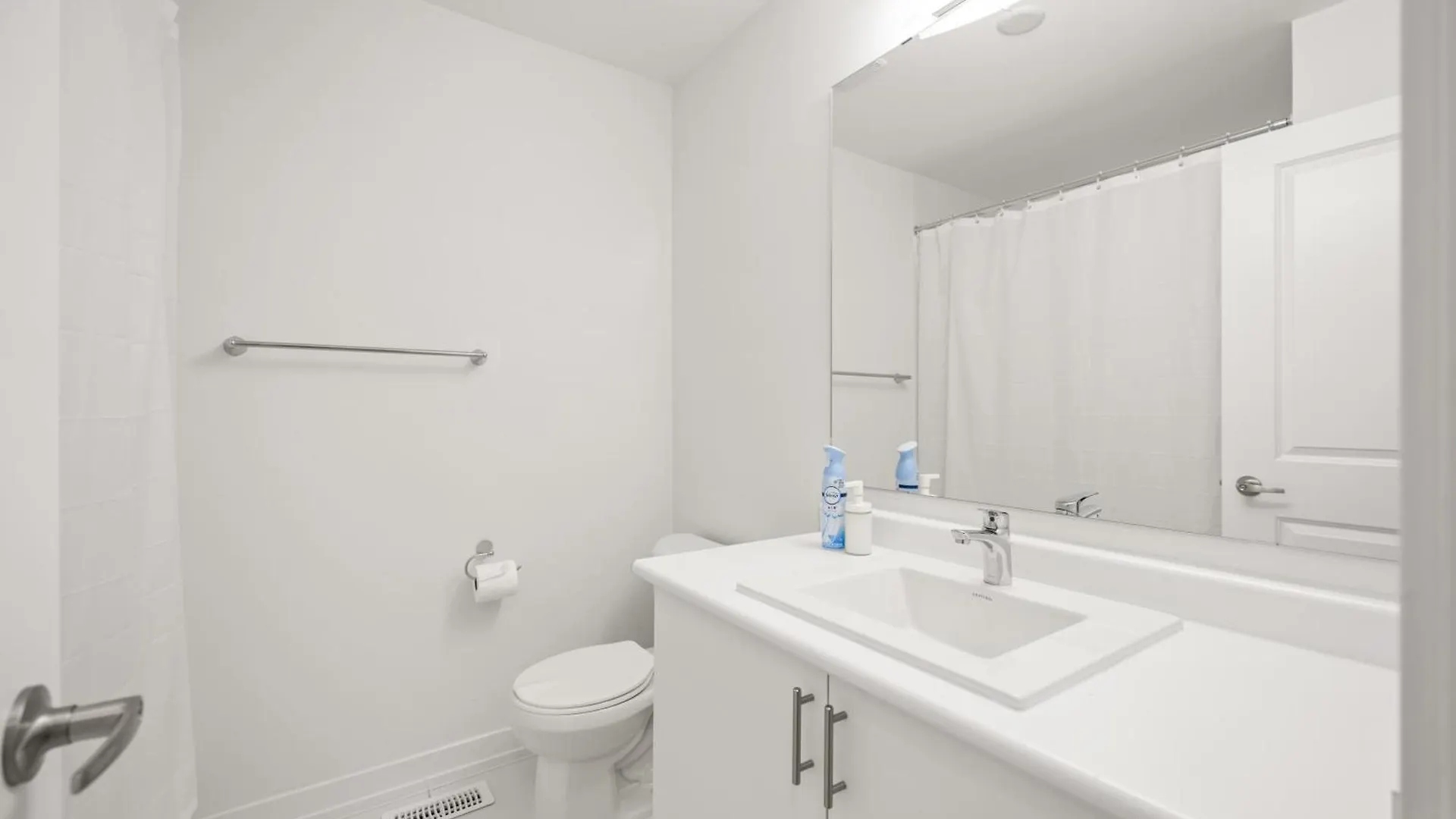 Casa de hóspedes Pine Private Room With 2-Shared Bathrooms In Toronto, On, Canada