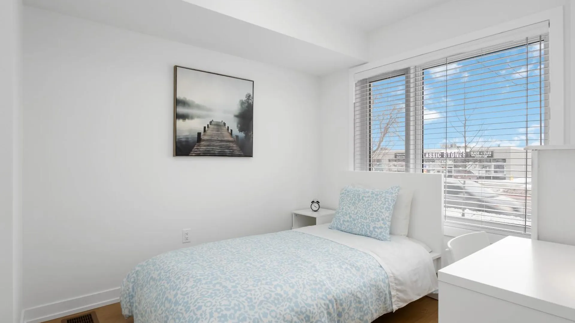 Pine Private Room With 2-Shared Bathrooms In Toronto, On, Canada